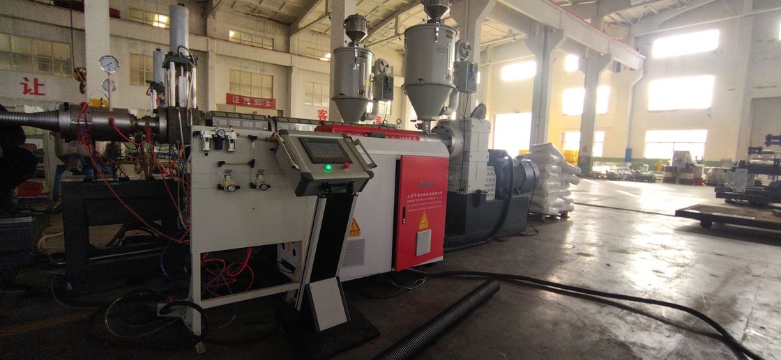 Automatische dubbele wand gegolfde pijplextrusielijn met geavanceerd PLC-besturingssysteem en 28/36 paren malen voor 50 mm-200 mm pijplijndiameter