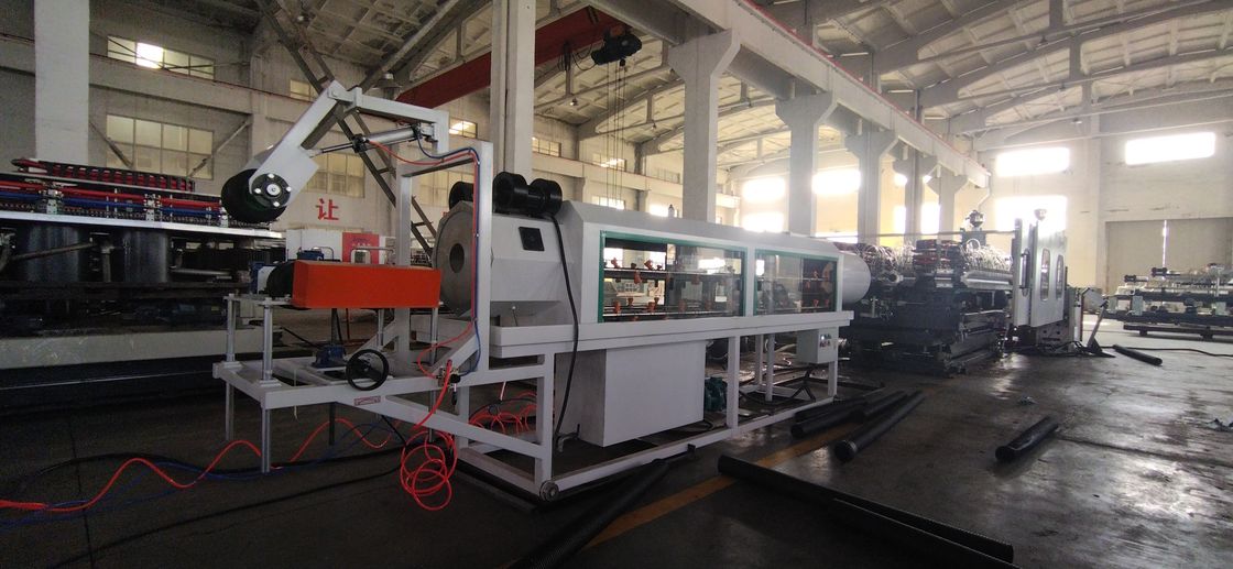 Automatische dubbele wand gegolfde pijplextrusielijn met geavanceerd PLC-besturingssysteem en 28/36 paren malen voor 50 mm-200 mm pijplijndiameter