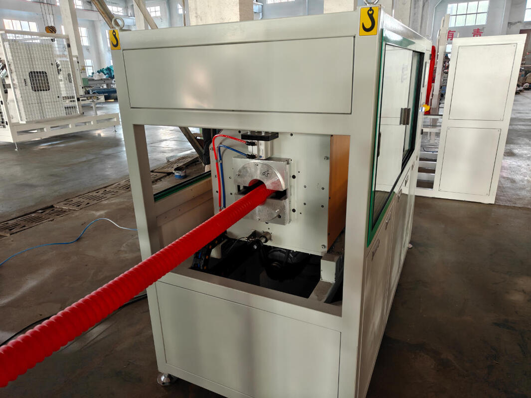 Hoog nauwkeurige extruderingslijn voor golfdraadbuizen met een enkele wand met automatisch voedings- en waterkoelsysteem