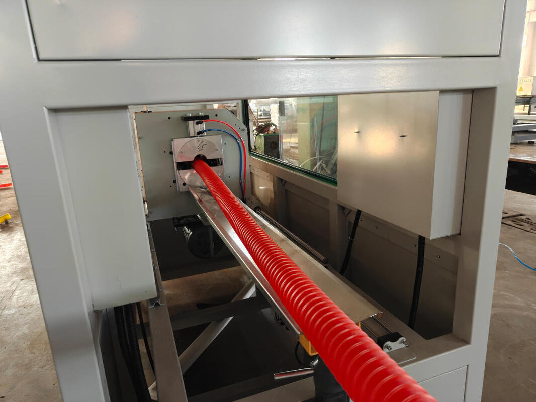 Dubbelwand-golfbuizen-extrusielijn met continue waterkouding onder druk, elektrische onderdelen van het merk Siemens en een productiecapaciteit van 100 kg/uur tot 2000 kg/uur