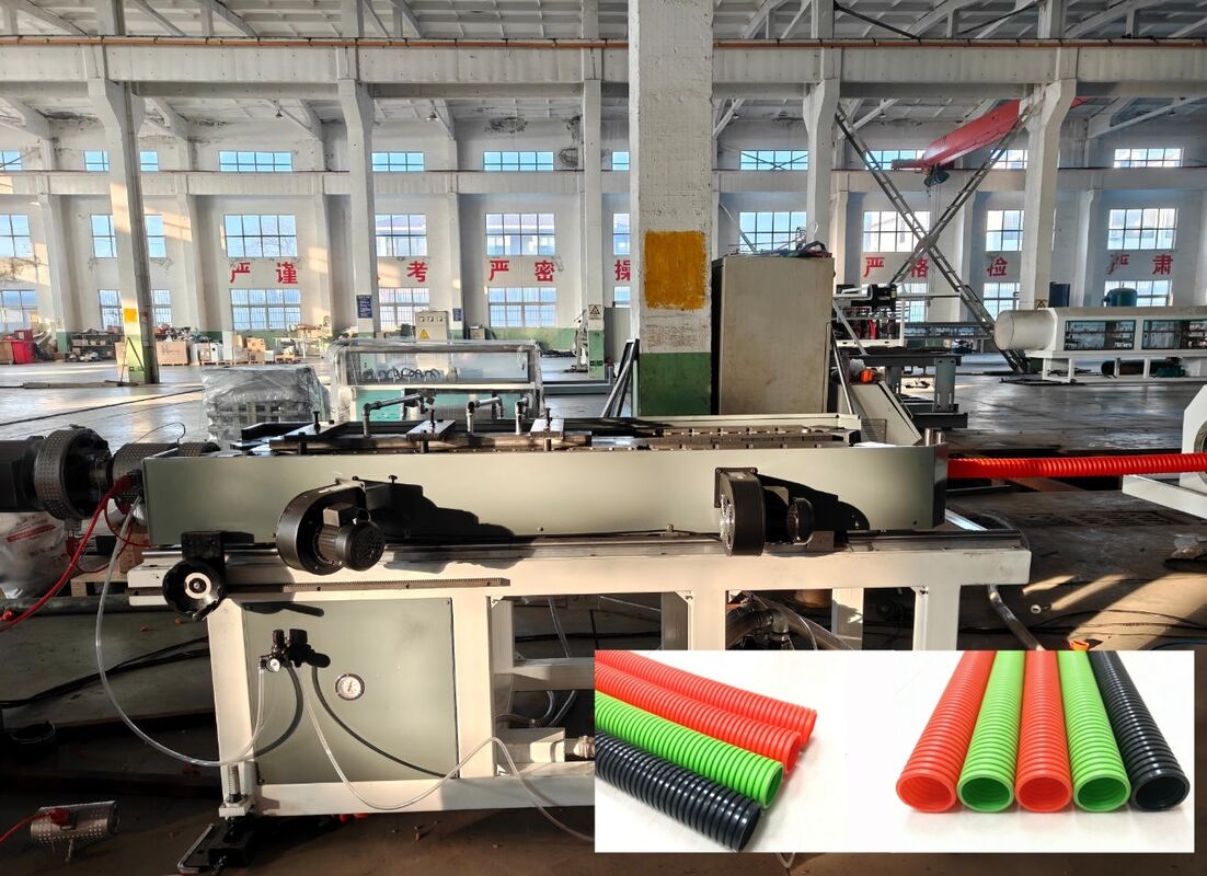 Enkelwandige gegolfde pijp extrusielijn met Siemens Schneider hoofd-elektra PLC afstandsbediening en 38CrMoAlA cilindermateriaal